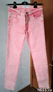 Светло-розовые джинсы фото