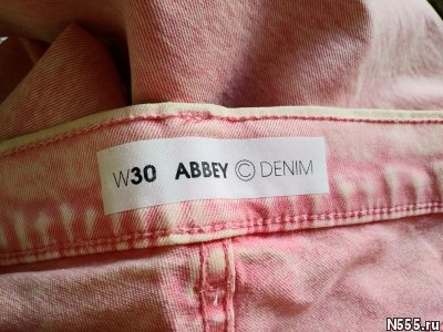 Светло-розовые джинсы фото 3